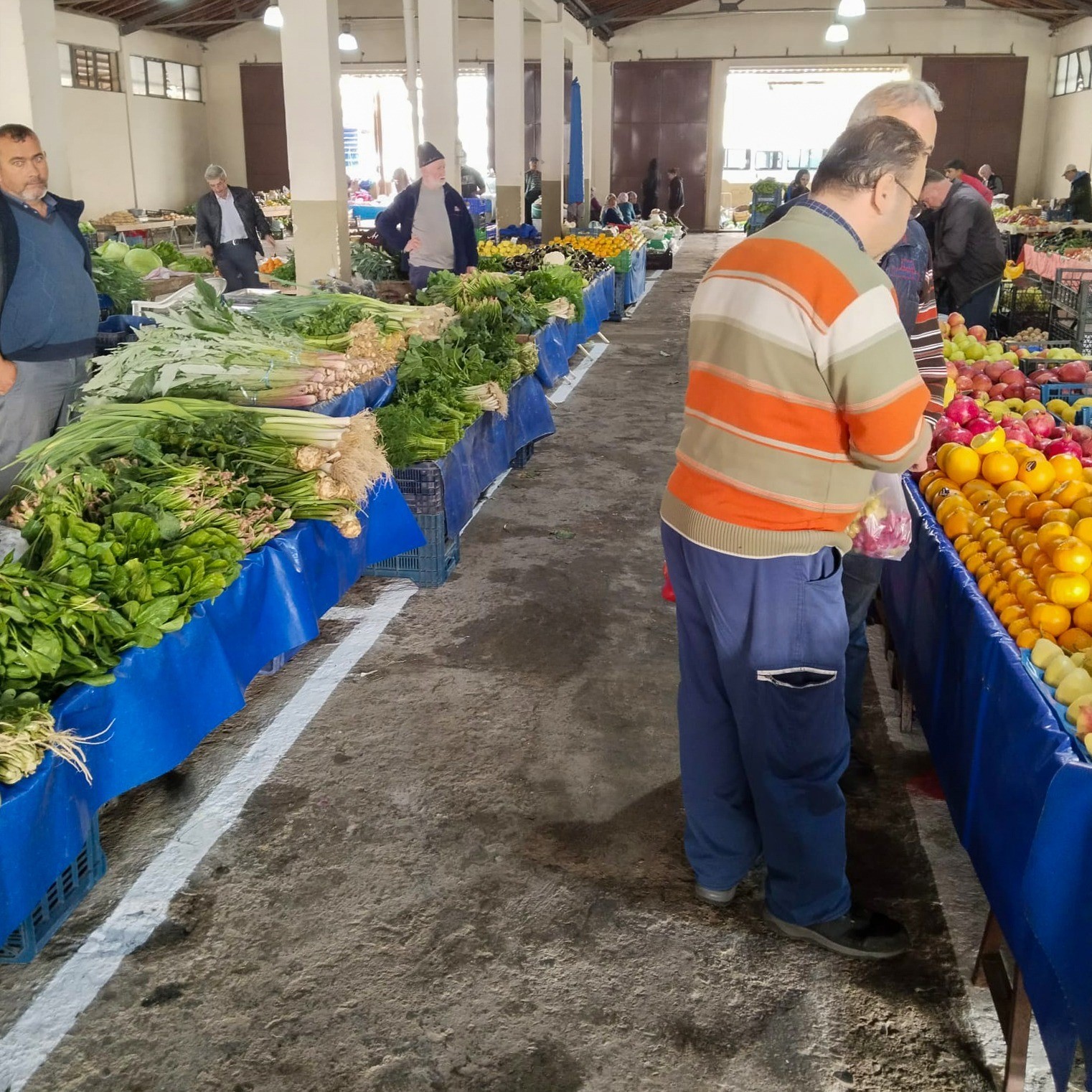 Efeler’in ekiplerinden pazar alanlarında düzenleme
