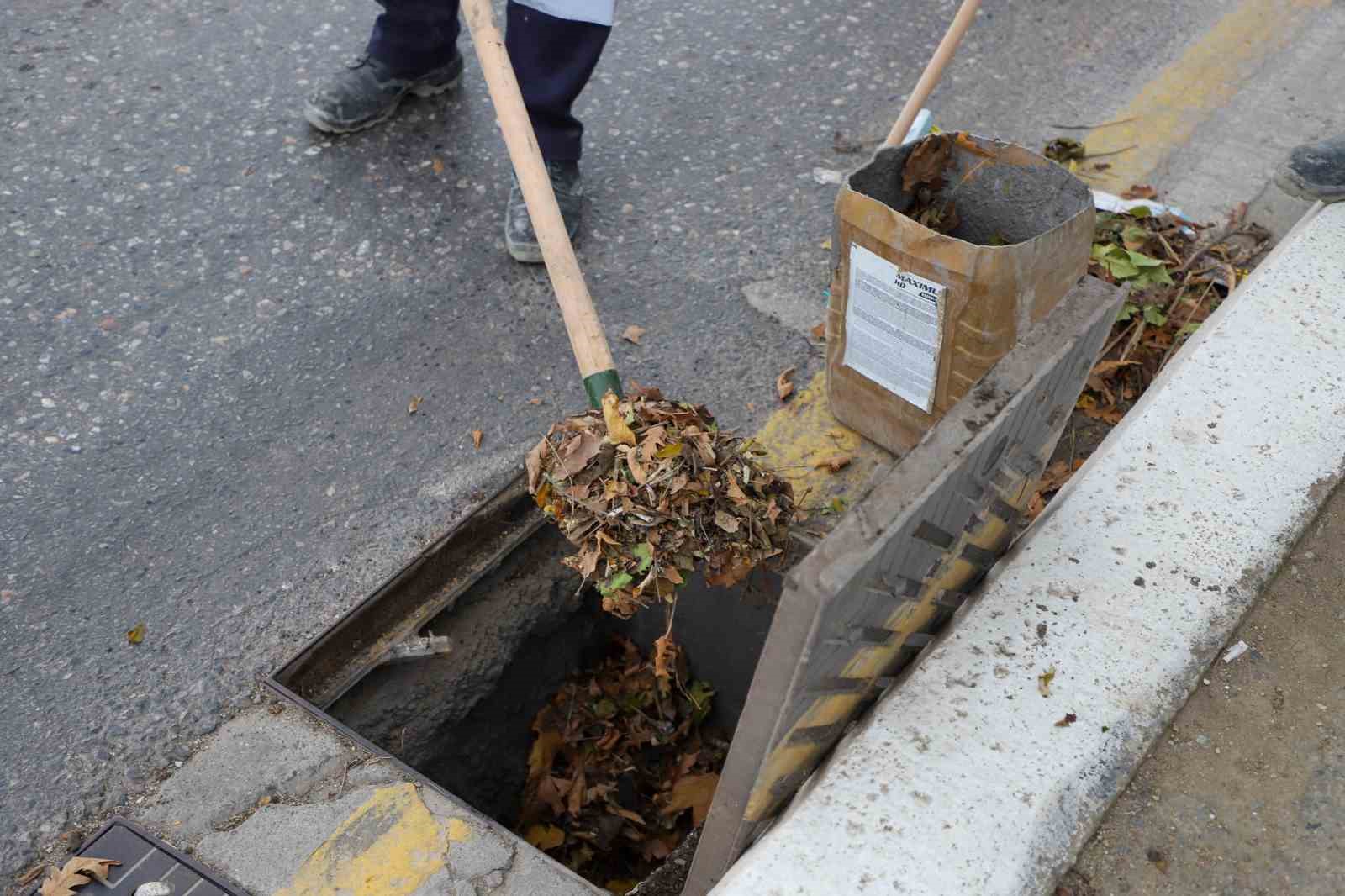 Kuvvetli yağışa karşı ekipler sahada
