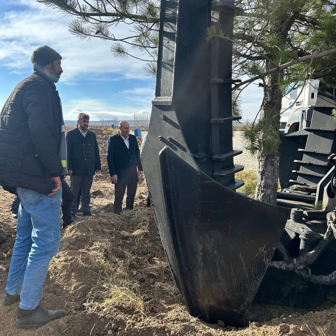 Çorum’un gözde mekanlarından olan Veli Çayırı’ndaki otopark yeşille buluşturuluyor
