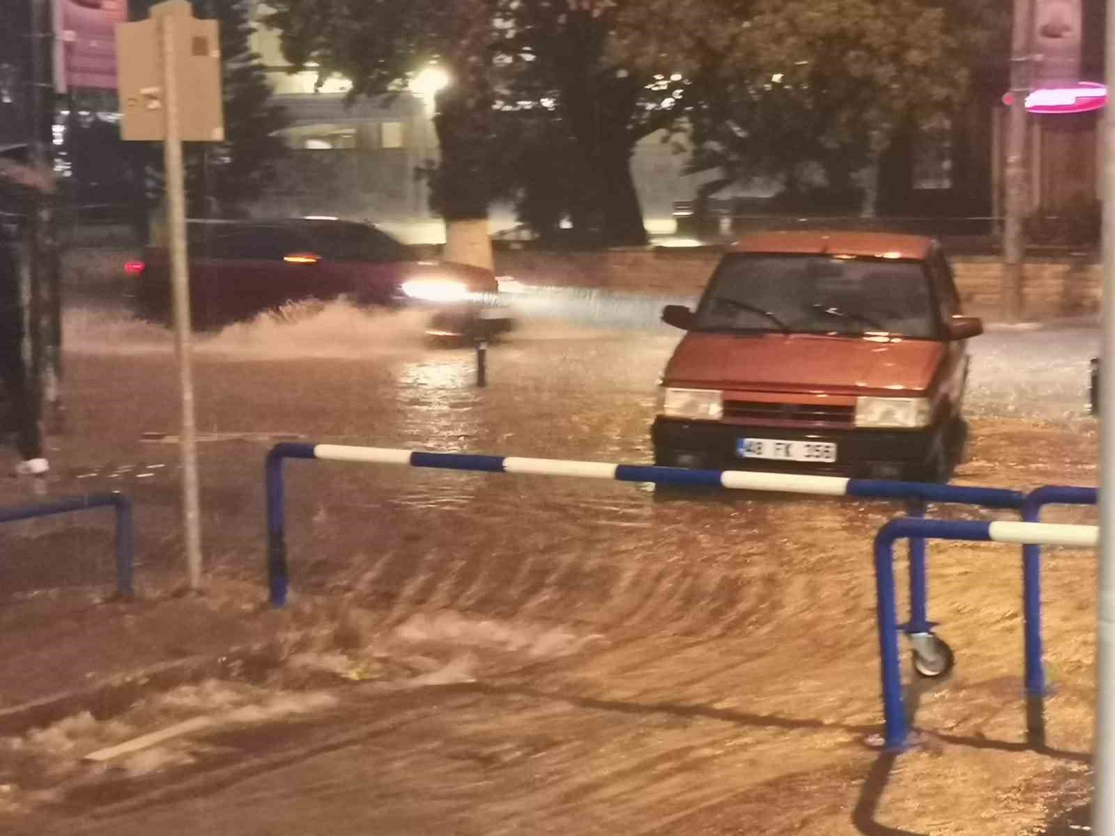 Fethiye’de sağanak yağış yolları göle çevirdi
