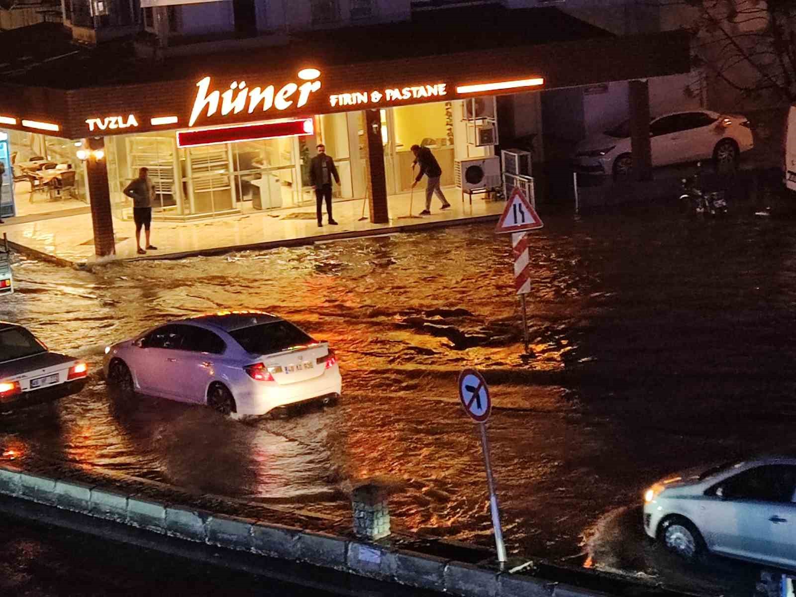 Fethiye’de sağanak yağış yolları göle çevirdi
