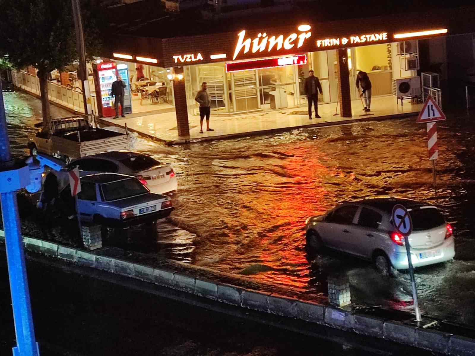 Fethiye’de sağanak yağış yolları göle çevirdi
