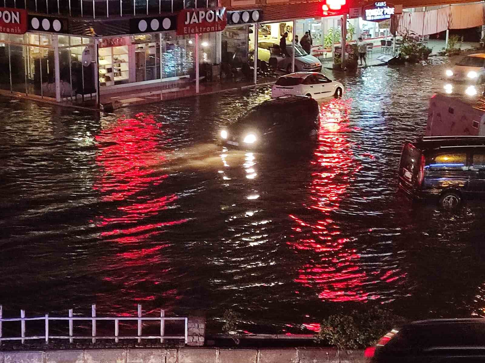 Fethiye’de sağanak yağış yolları göle çevirdi
