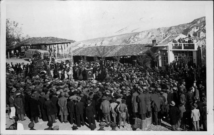 Atatürk için 21 Kasım 1938’de yapılan resmi cenaze töreninin fotoğrafları gün yüzüne çıktı
