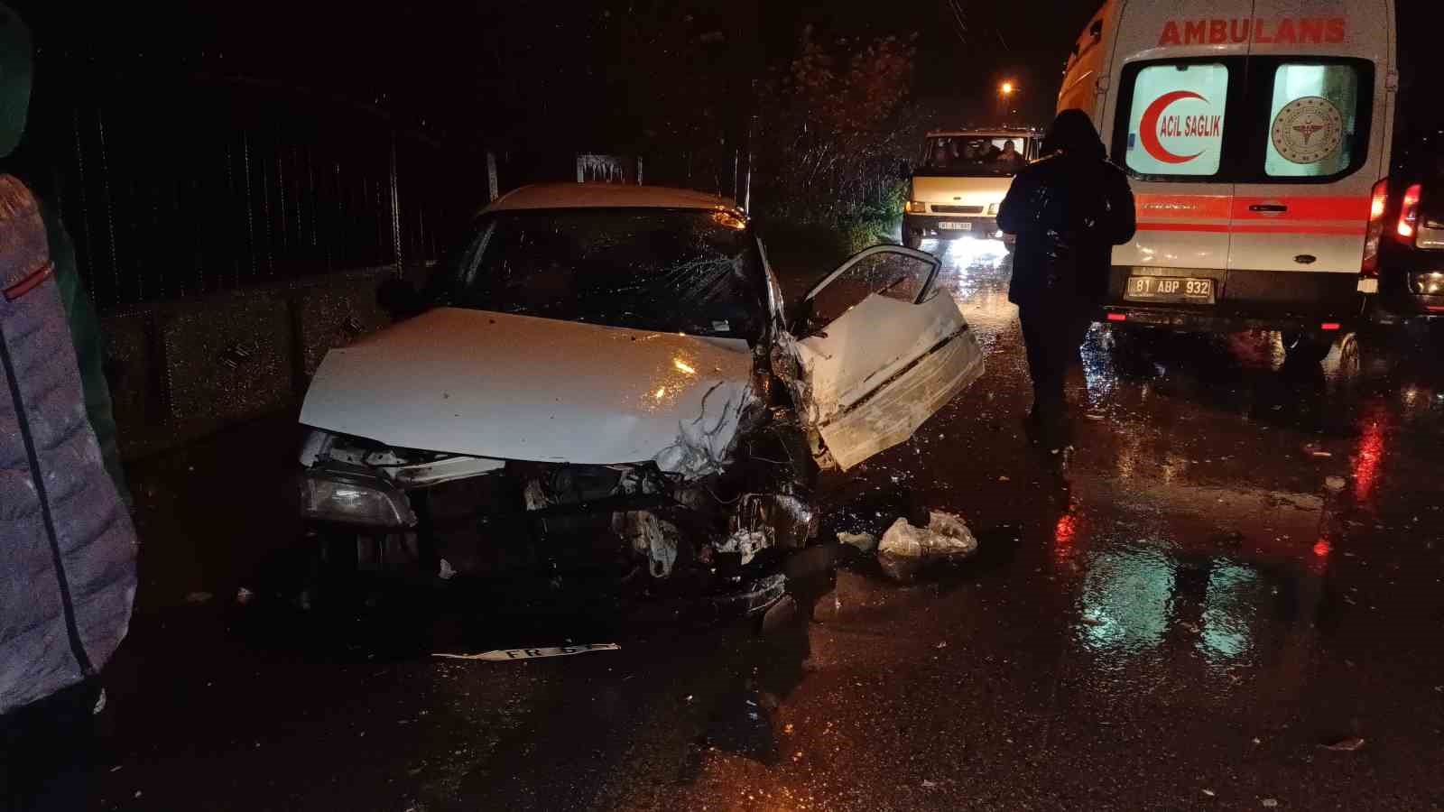 Yağmur nedeniyle kayganlaşan yolda 3 araç çarpıştı, 3 kişi yaralandı
