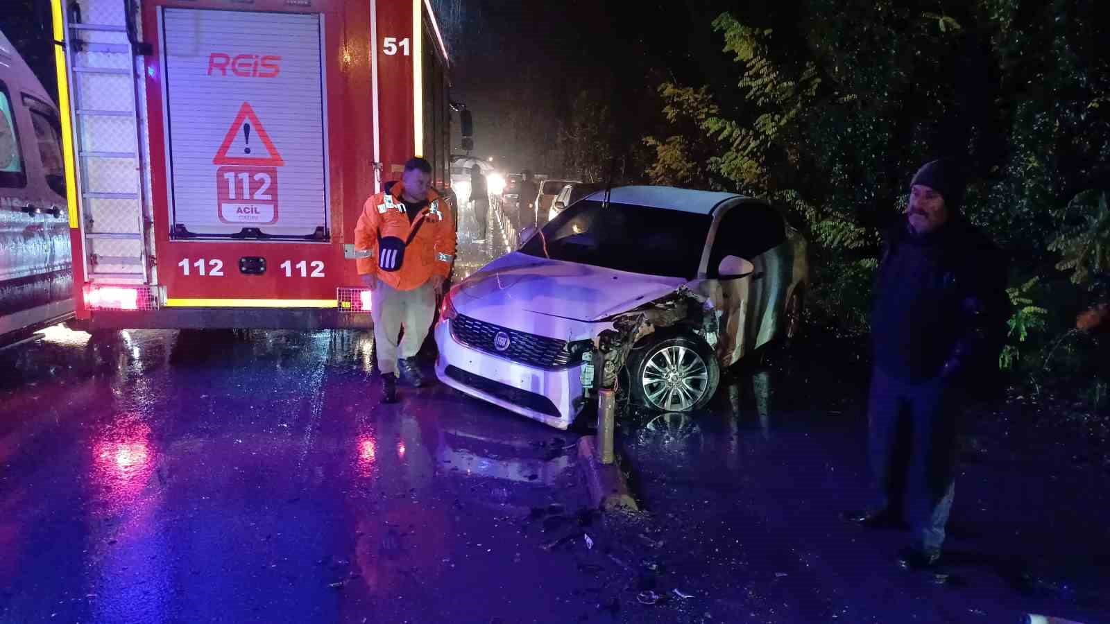 Yağmur nedeniyle kayganlaşan yolda 3 araç çarpıştı, 3 kişi yaralandı
