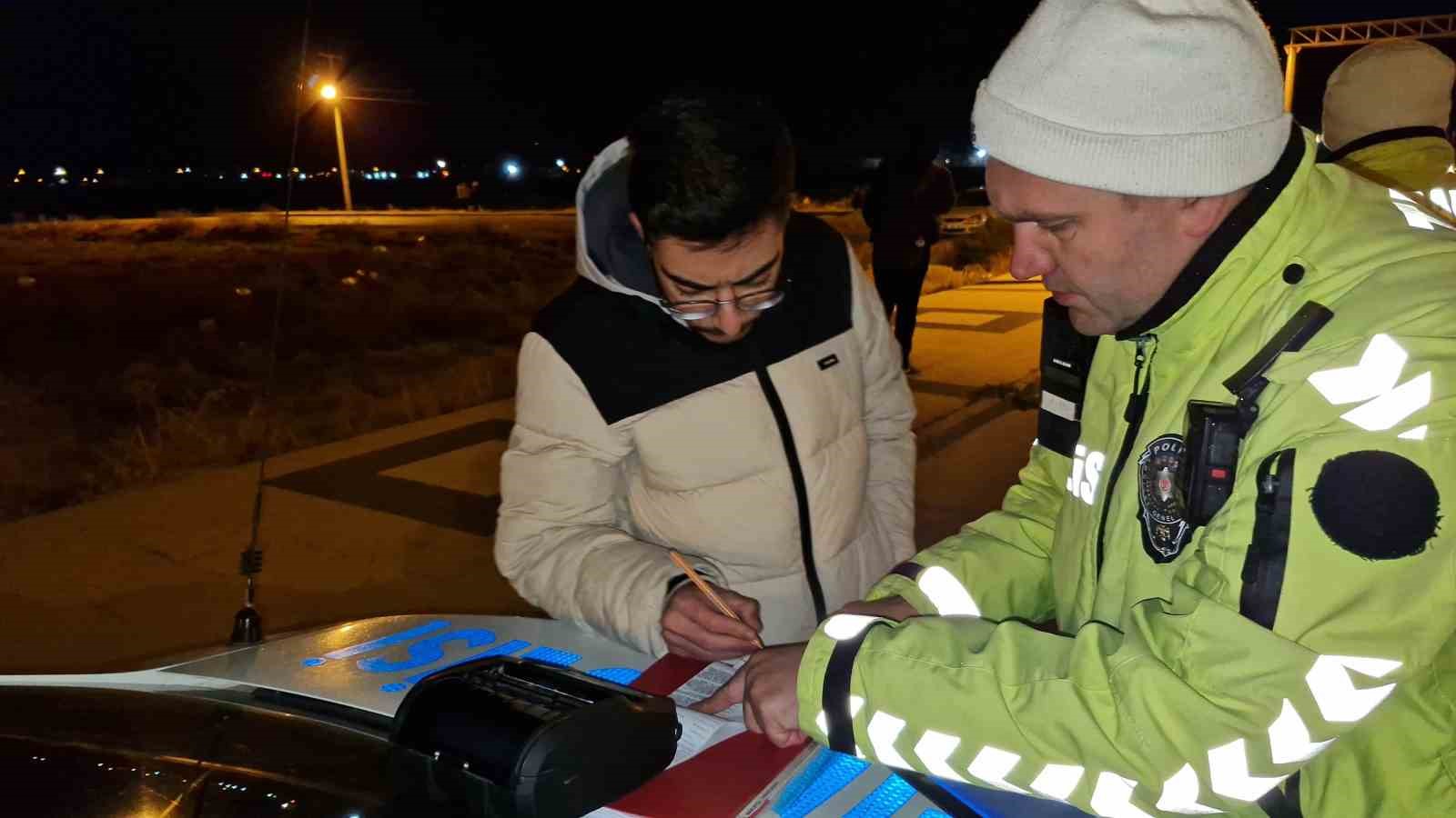 Yetersiz ehliyetle yakalandı, “Öğrenci adamım halimden anla” dedi
