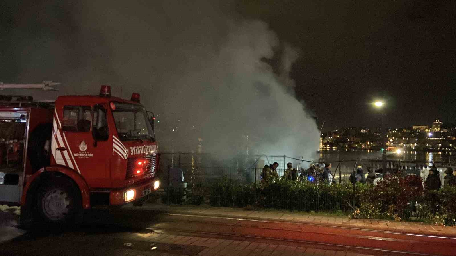 Fatih’te yangın: Balat sahilinde 18 metrelik lüks yat alev alev yandı
