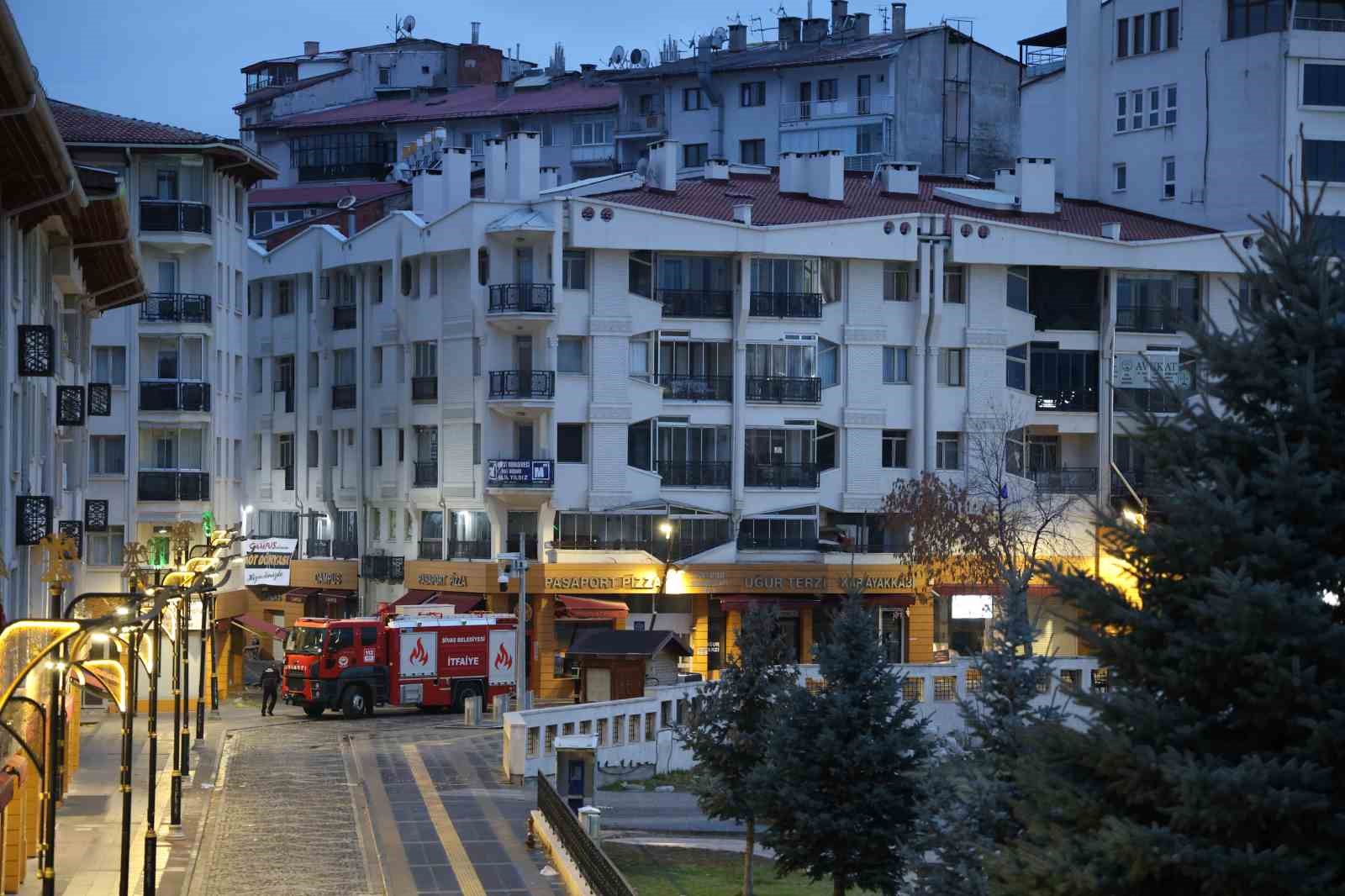 Dershane çatısında yangın: bir kişi ölü olarak bulundu
