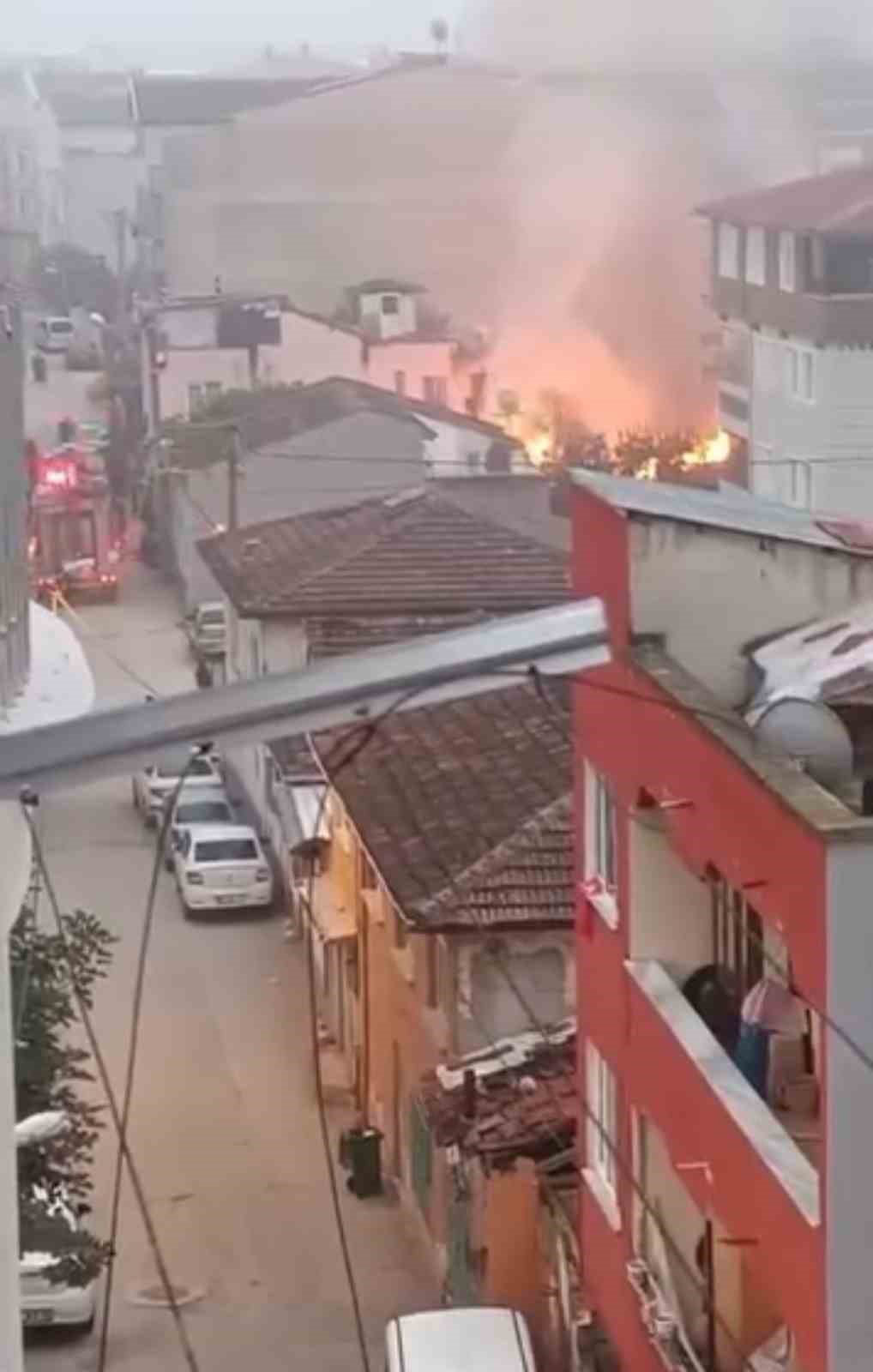 Alevlerin sardığı ev dakikalar içinde küle döndü
