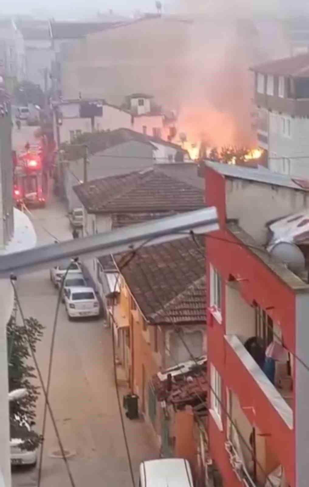 Alevlerin sardığı ev dakikalar içinde küle döndü
