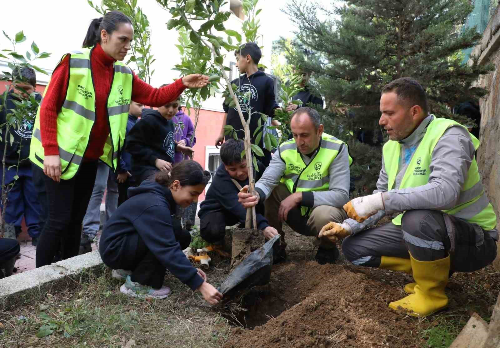 Öğrenciler, 5 bin narenciye fidanını toprakla buluşturdu
