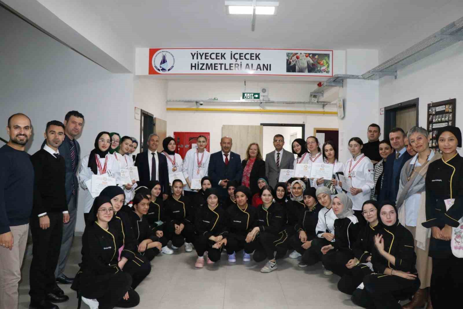 Kütahyalı öğrenciler, Antalya Gastro Festivali’nden rekorlarla döndü
