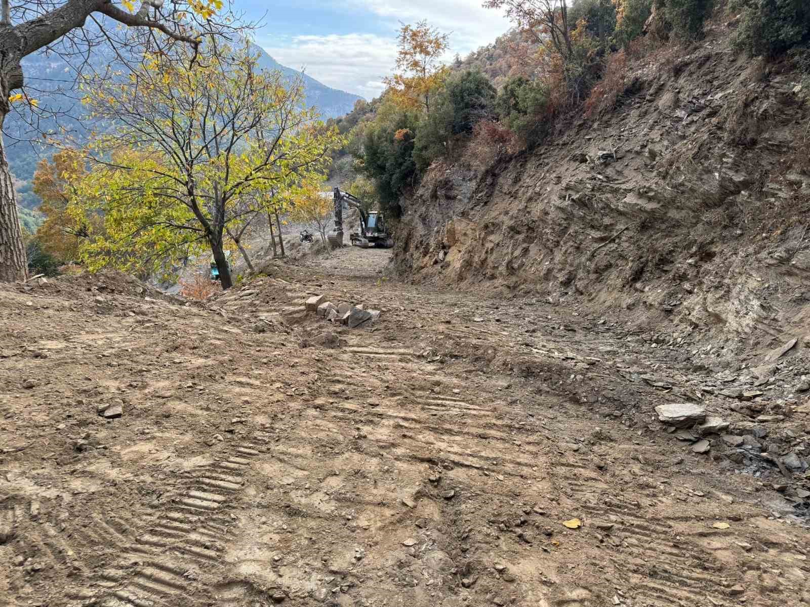 Efeler Belediyesi ekipleri Konuklu Mahallesi’nin yollarını düzenledi
