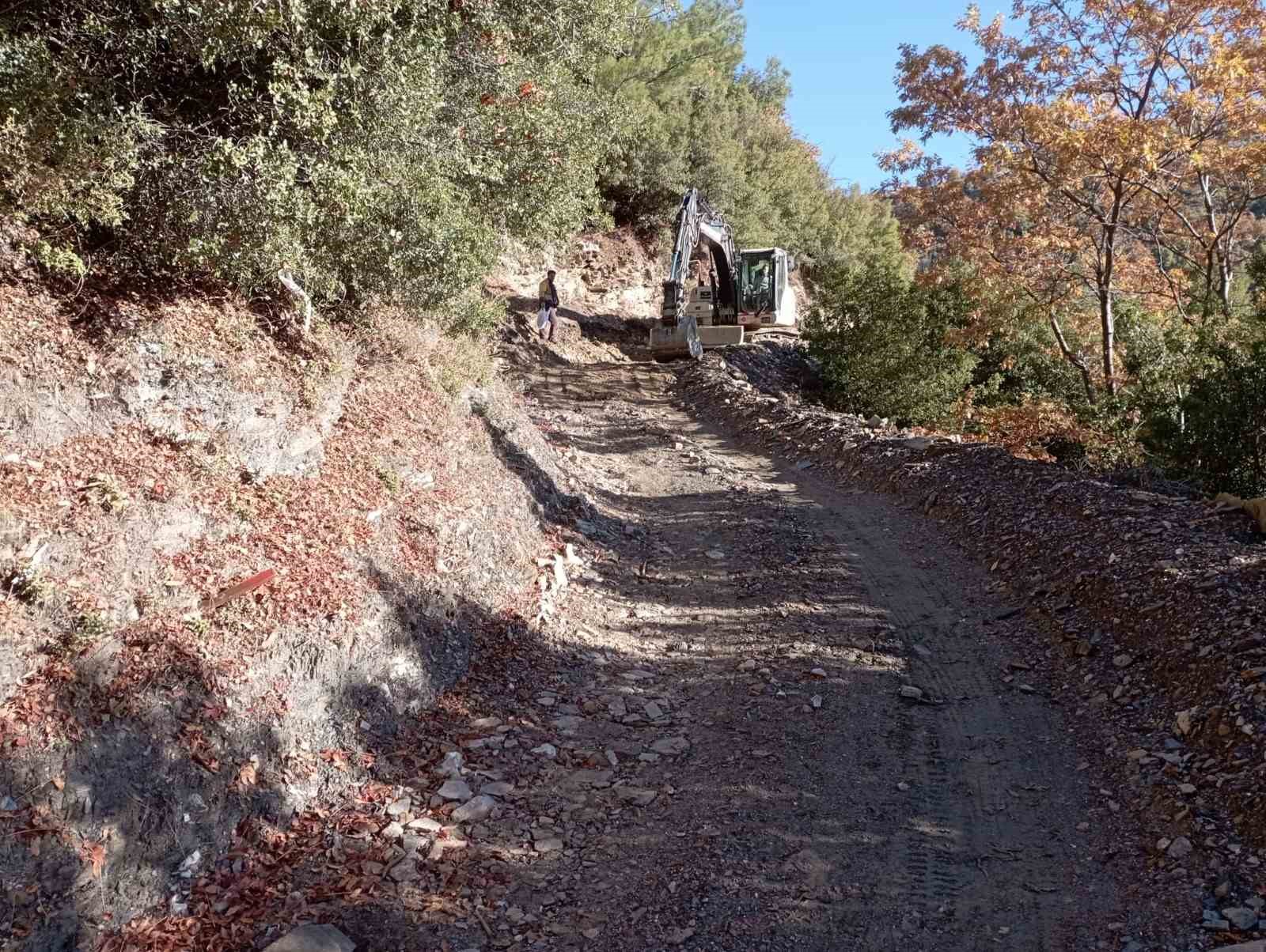 Efeler Belediyesi ekipleri Konuklu Mahallesi’nin yollarını düzenledi
