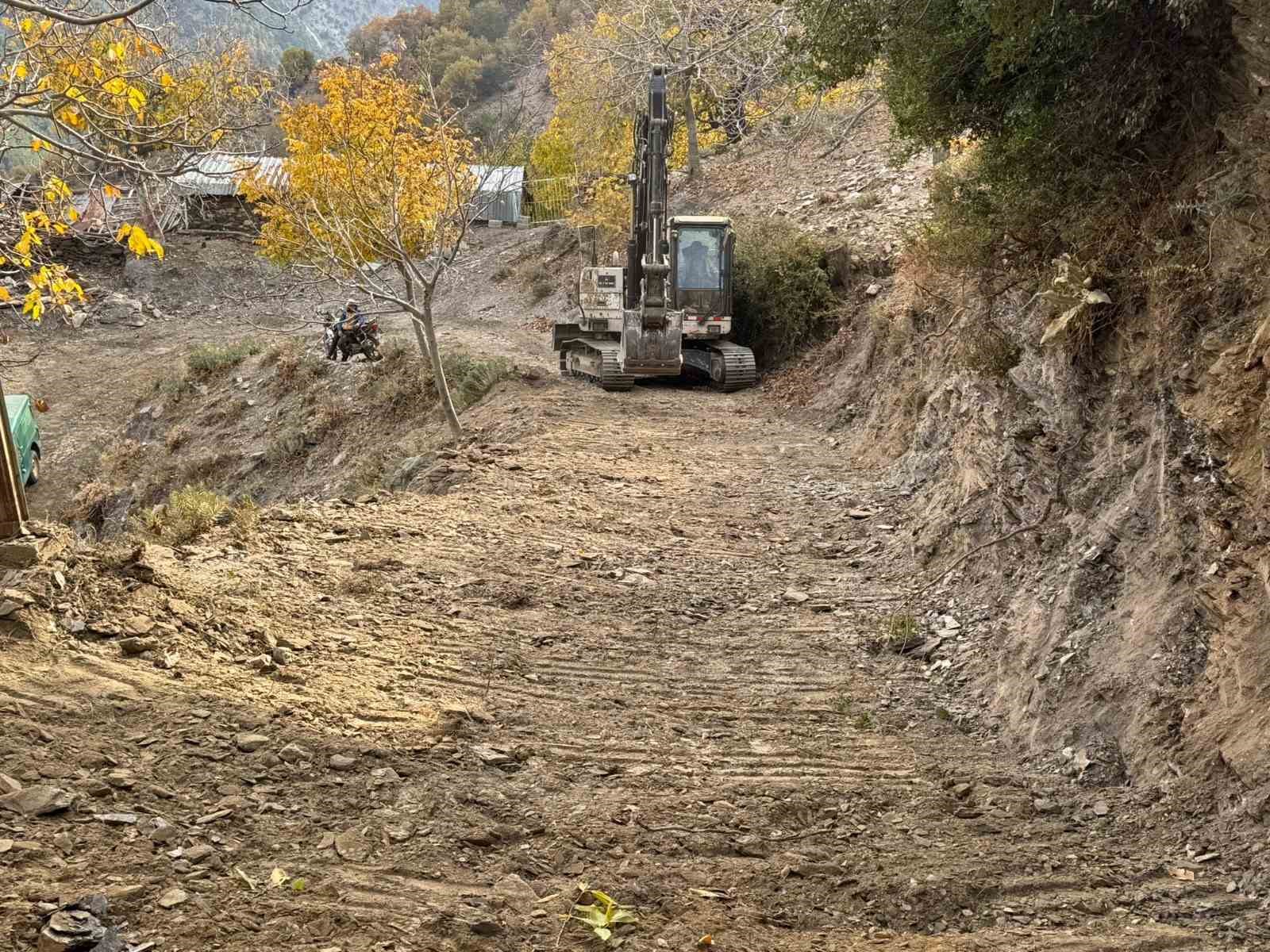 Efeler Belediyesi ekipleri Konuklu Mahallesi’nin yollarını düzenledi
