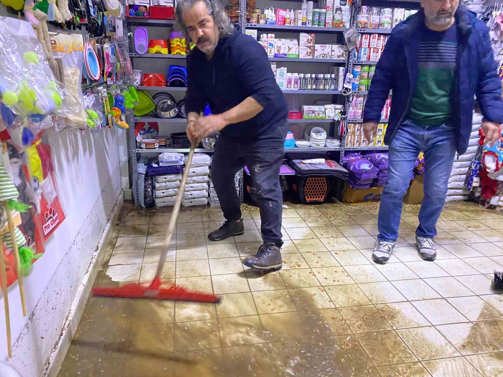 Serik’te sağanak etkili oldu, yollar göle döndü, iş yerlerini su bastı
