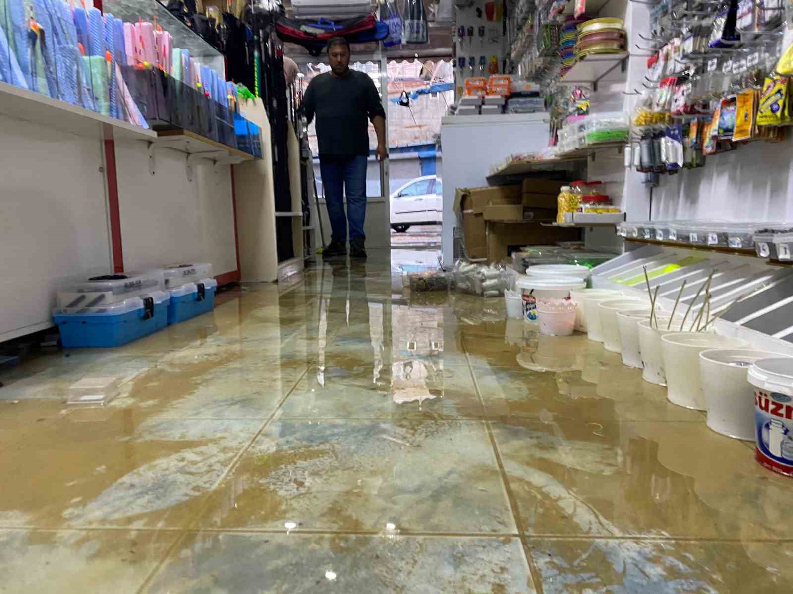 Serik’te sağanak etkili oldu, yollar göle döndü, iş yerlerini su bastı
