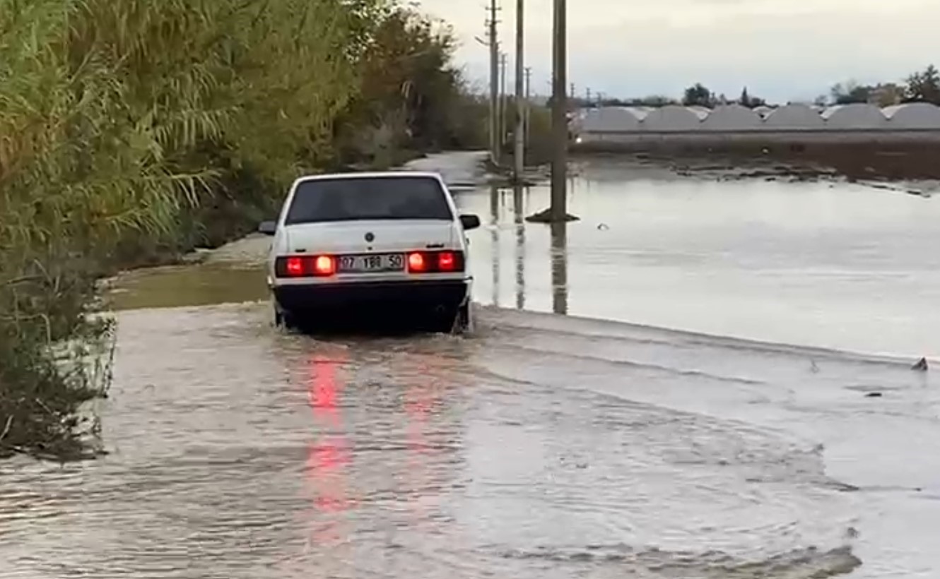 Serik’te sağanak etkili oldu, yollar göle döndü, iş yerlerini su bastı
