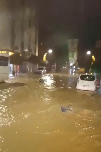 Serik’te sağanak etkili oldu, yollar göle döndü, iş yerlerini su bastı
