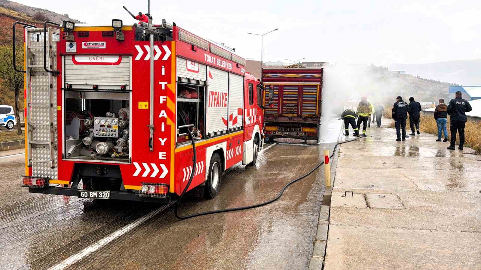 Aşırı yük tırın lastiklerini tutuşturdu
