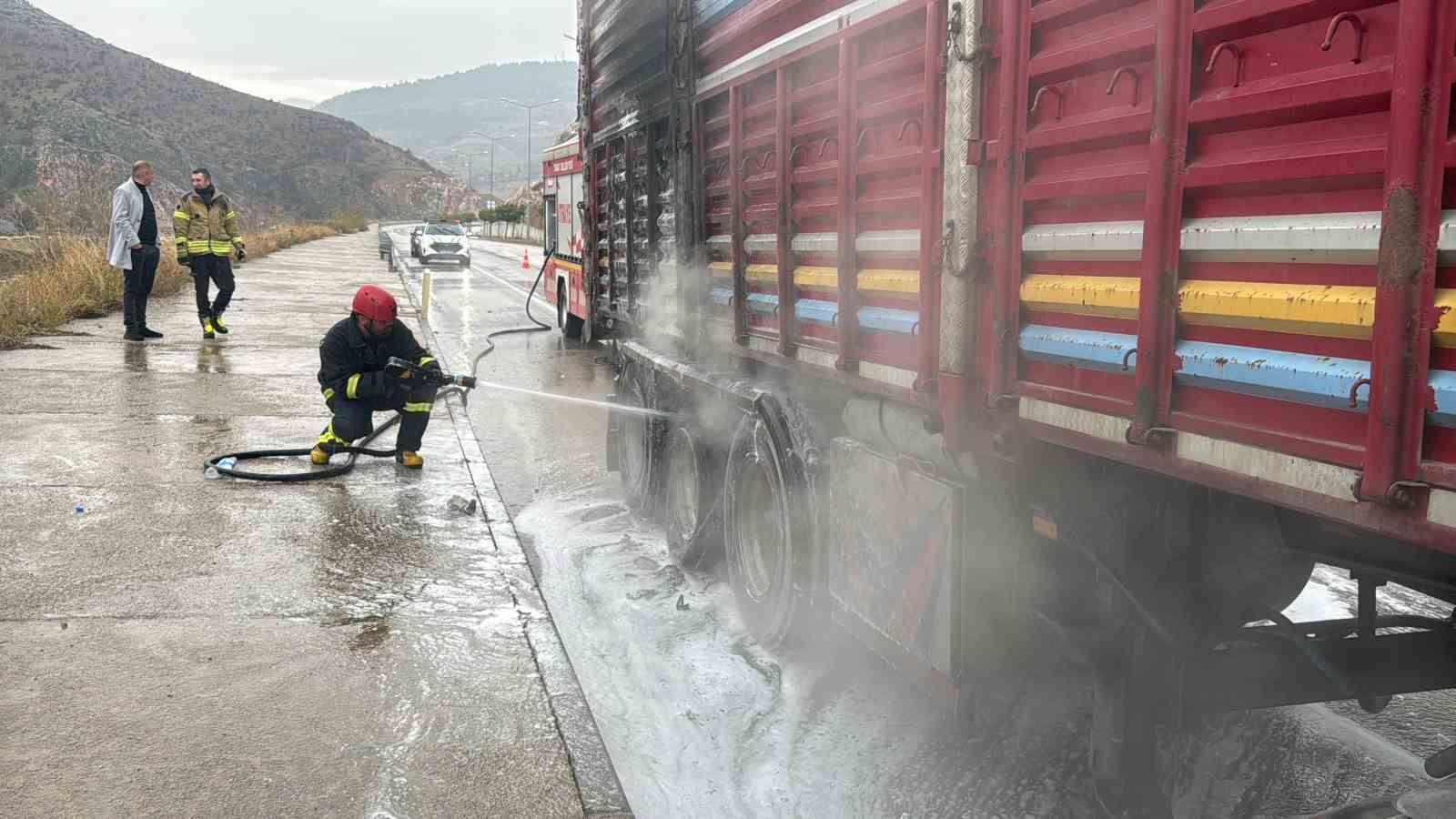 Aşırı yük tırın lastiklerini tutuşturdu
