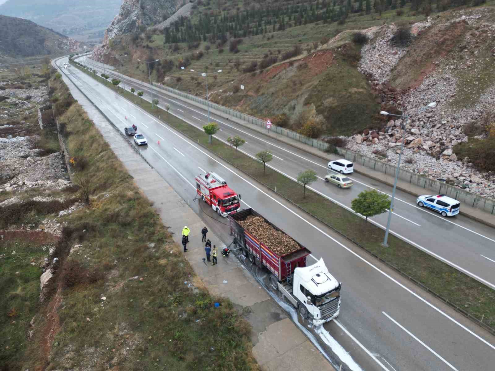 Aşırı yük tırın lastiklerini tutuşturdu
