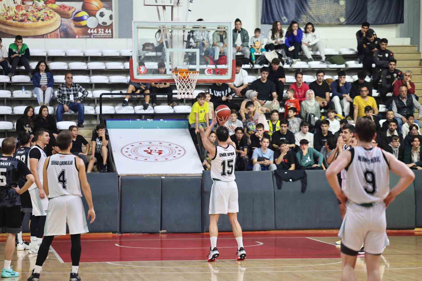 Sakarya Büyükşehir basket takımı İstanbul ekibini ağırlıyor
