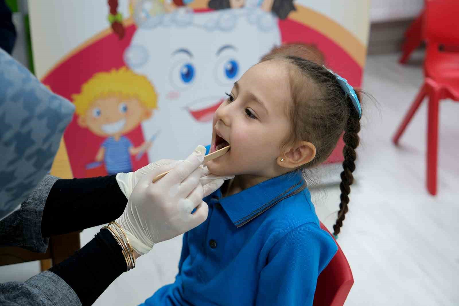 Miniklere eğlenerek diş fırçalama yöntemlerini öğrettiler
