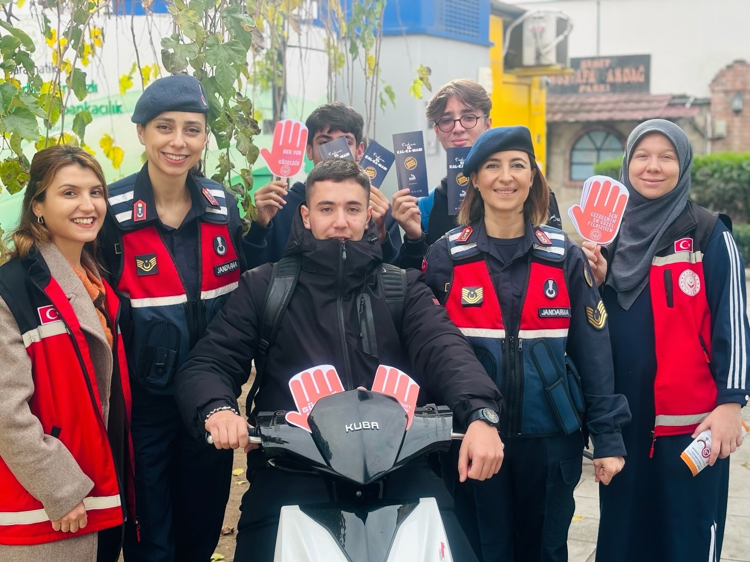 Jandarma ekipleri vatandaşları KADES konusunda bilgilendirdi
