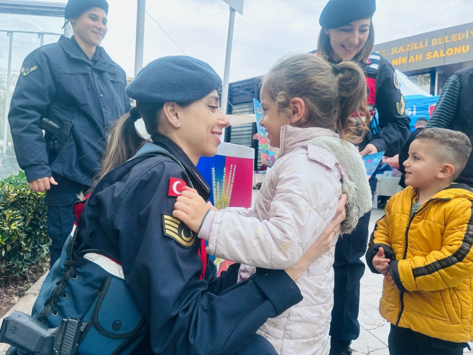 Jandarma ekipleri vatandaşları KADES konusunda bilgilendirdi
