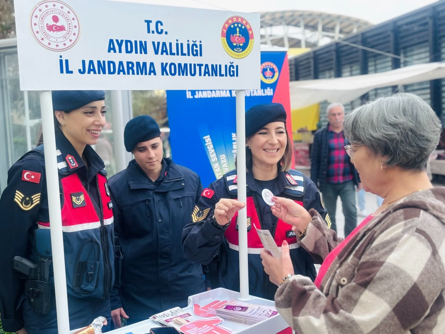 Jandarma ekipleri vatandaşları KADES konusunda bilgilendirdi
