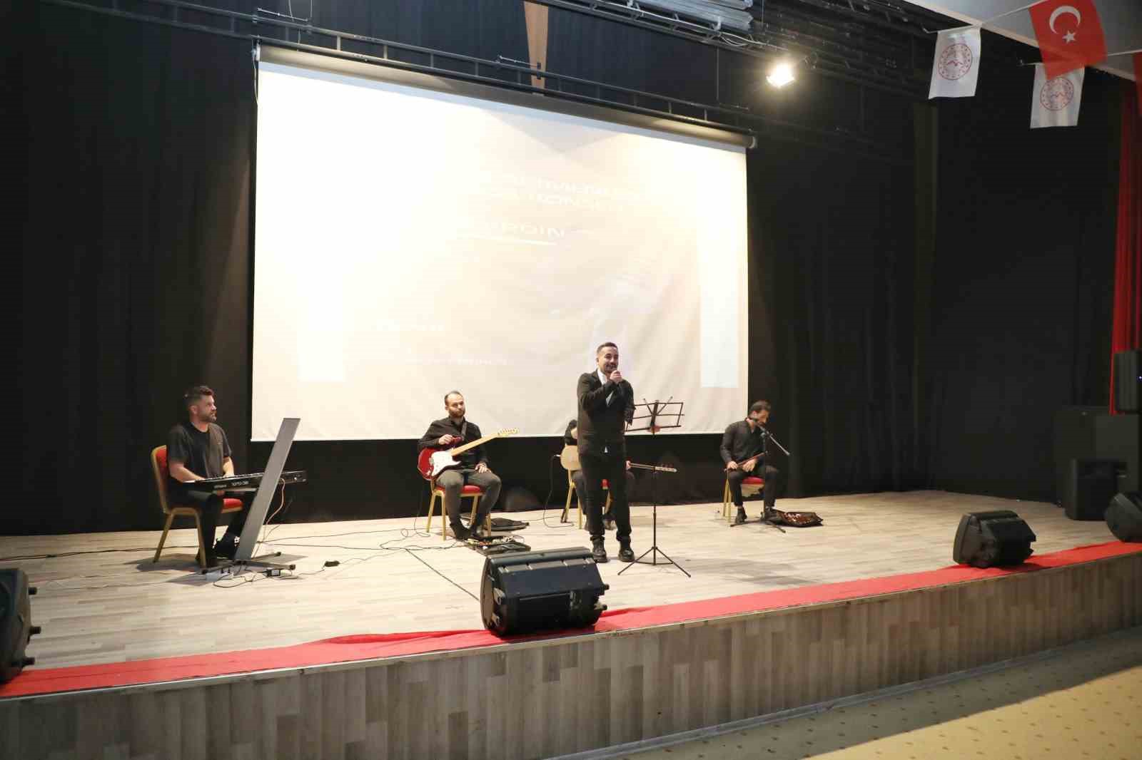 Ağrı’da müzik öğretmeni Nizamettin Ardin’den meslektaşlarına özel konser
