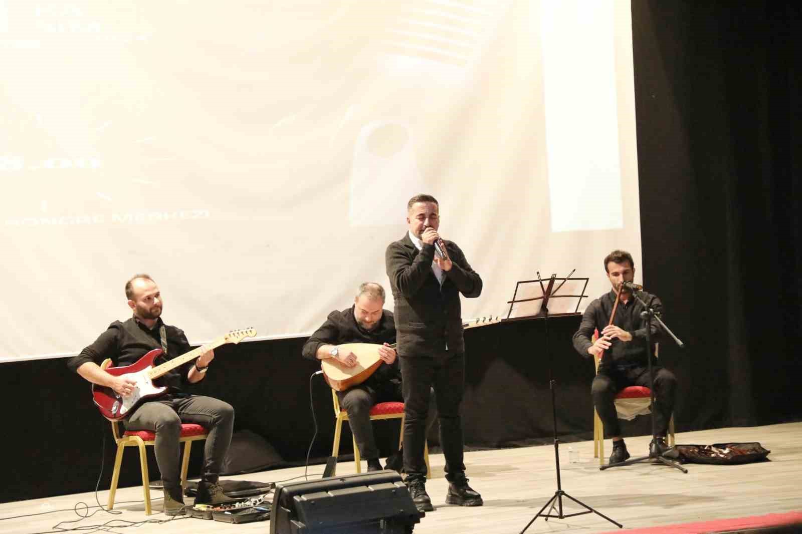 Ağrı’da müzik öğretmeni Nizamettin Ardin’den meslektaşlarına özel konser
