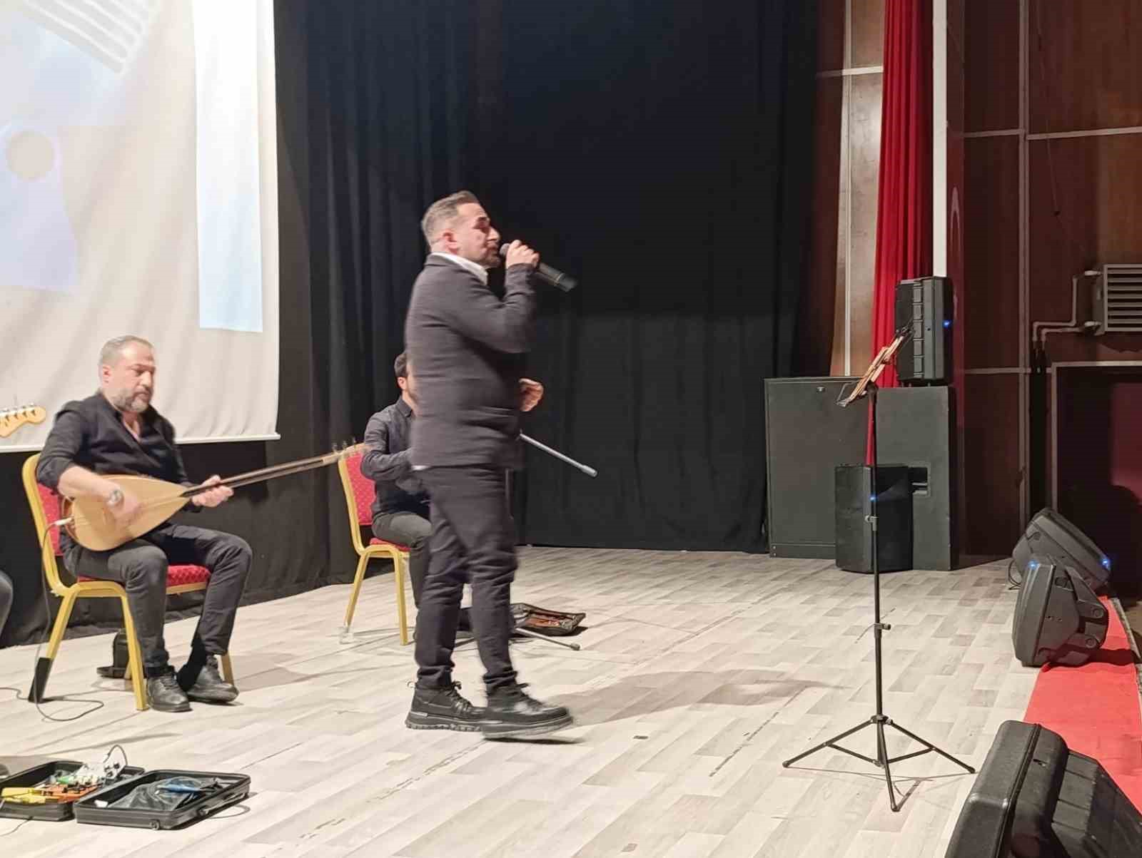 Ağrı’da müzik öğretmeni Nizamettin Ardin’den meslektaşlarına özel konser
