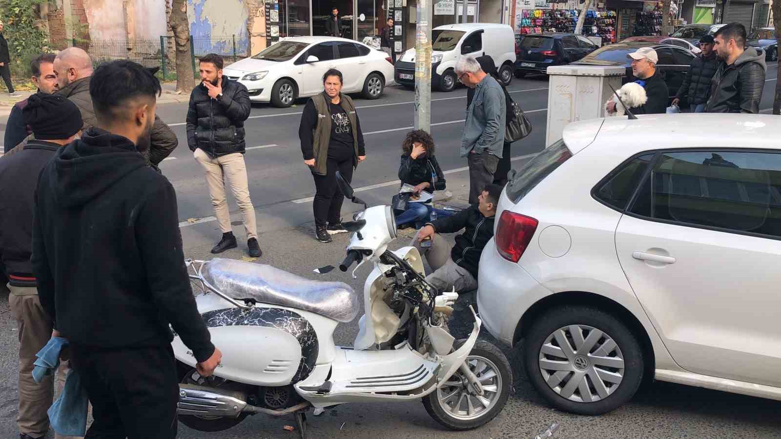 Otomobille çarpışarak fırlayan motosikletli yayanın üzerine düştü: 2 yaralı
