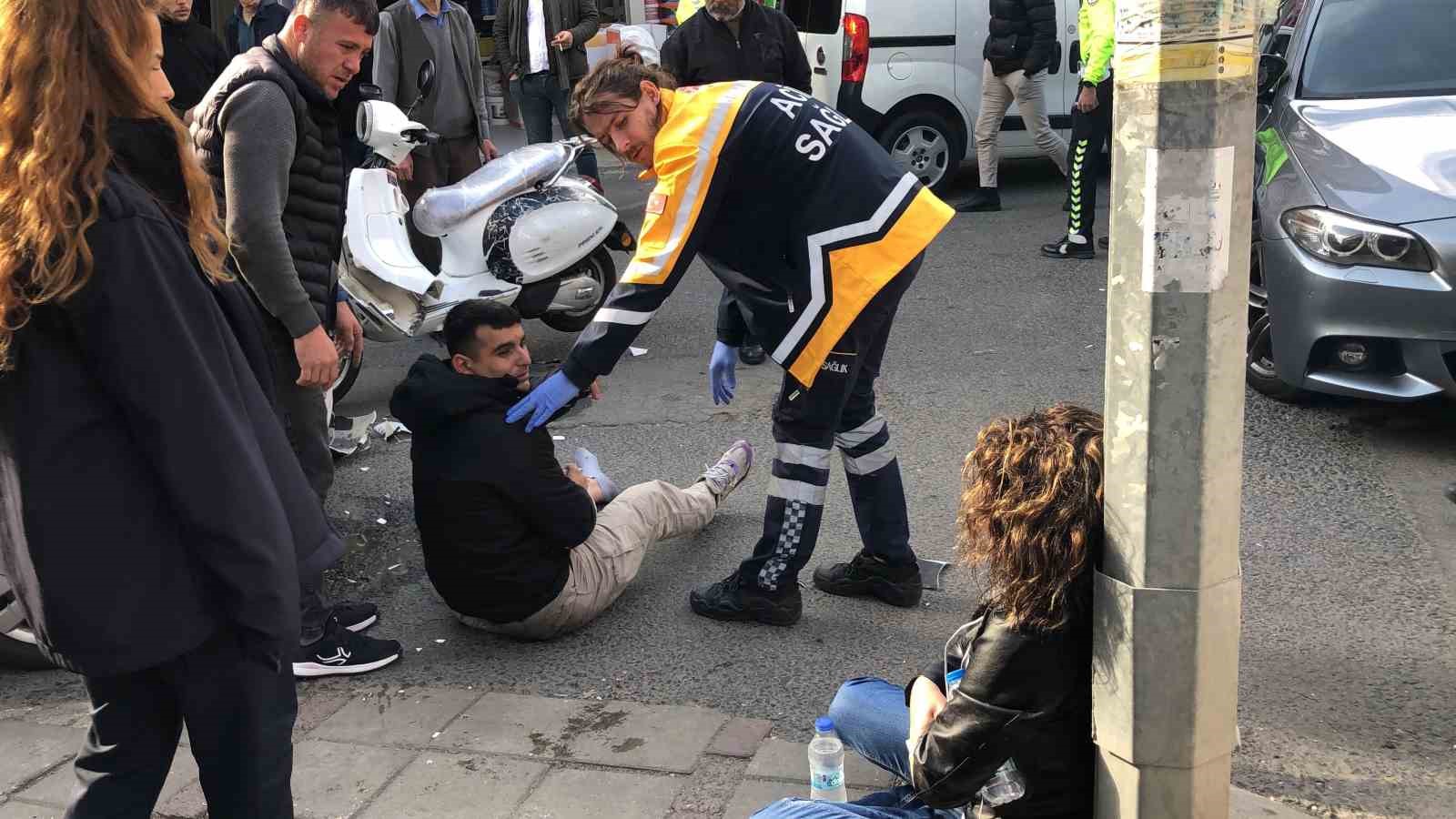 Otomobille çarpışarak fırlayan motosikletli yayanın üzerine düştü: 2 yaralı
