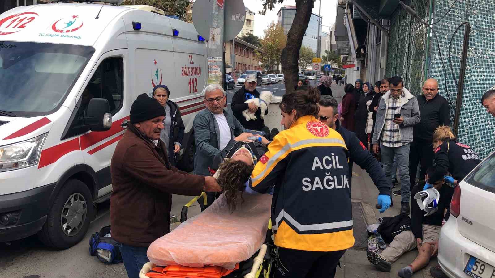 Otomobille çarpışarak fırlayan motosikletli yayanın üzerine düştü: 2 yaralı
