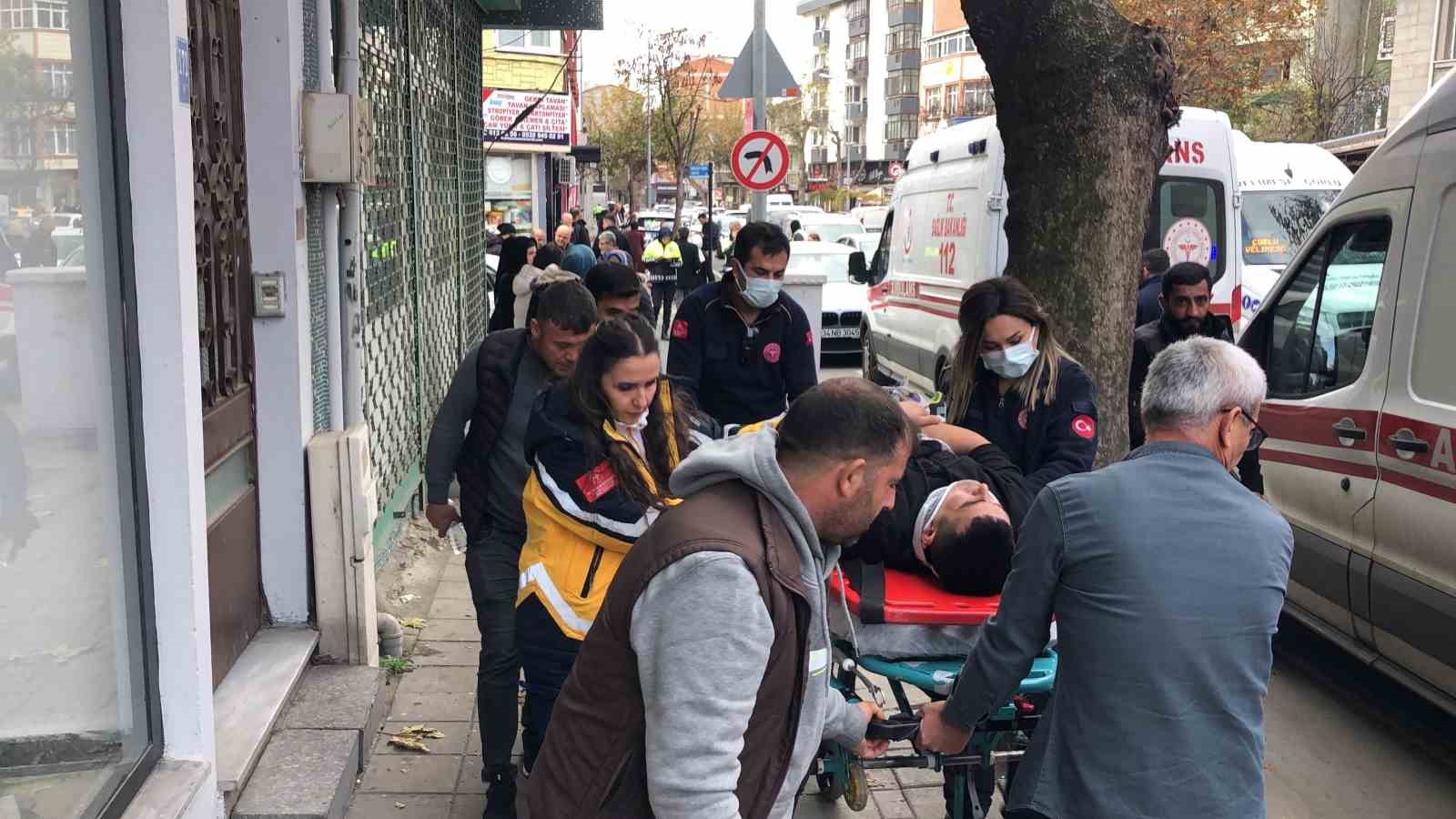 Otomobille çarpışarak fırlayan motosikletli yayanın üzerine düştü: 2 yaralı
