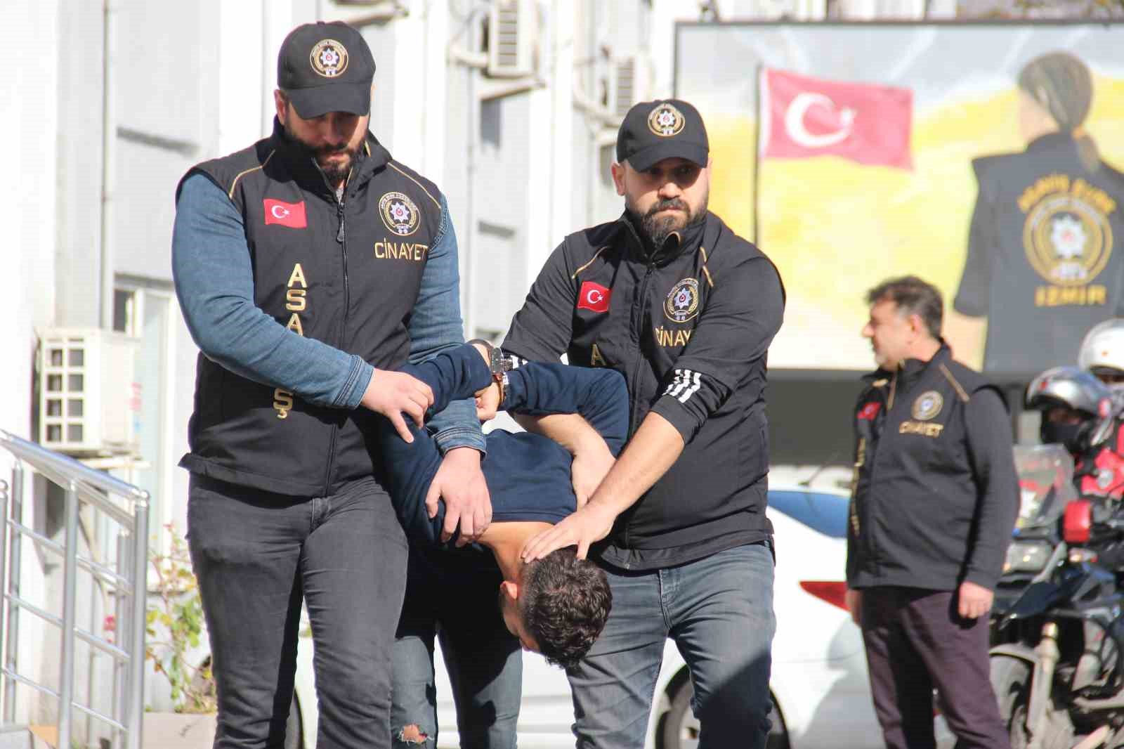 İzmir’de 3 polisin yaralandığı silahlı saldırıda gözaltına alınan 6 şüpheli adliyeye sevk edildi
