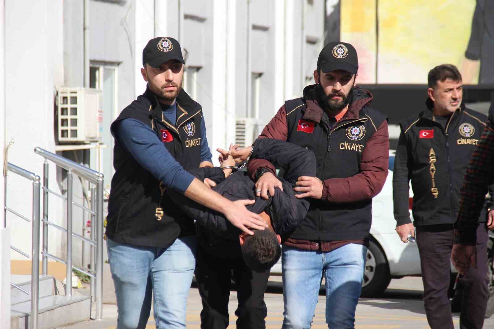 İzmir’de 3 polisin yaralandığı silahlı saldırıda gözaltına alınan 6 şüpheli adliyeye sevk edildi
