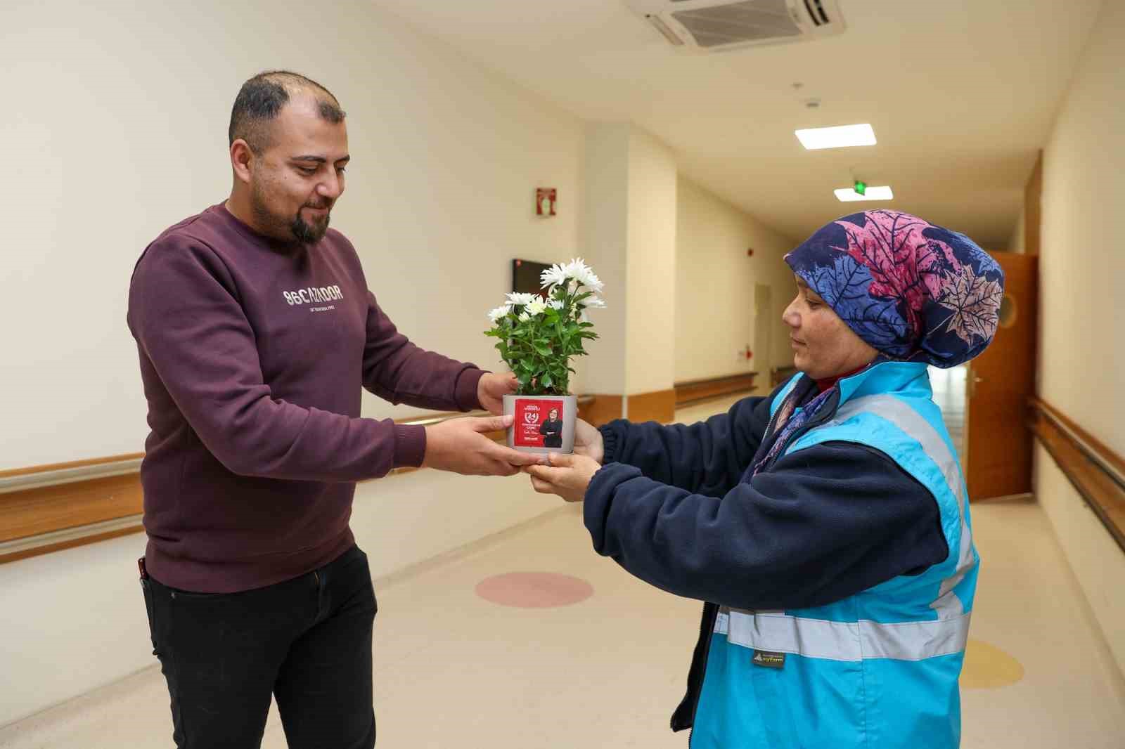 Gaziantep’te öğretmenler günü çiçeklerle kutlandı
