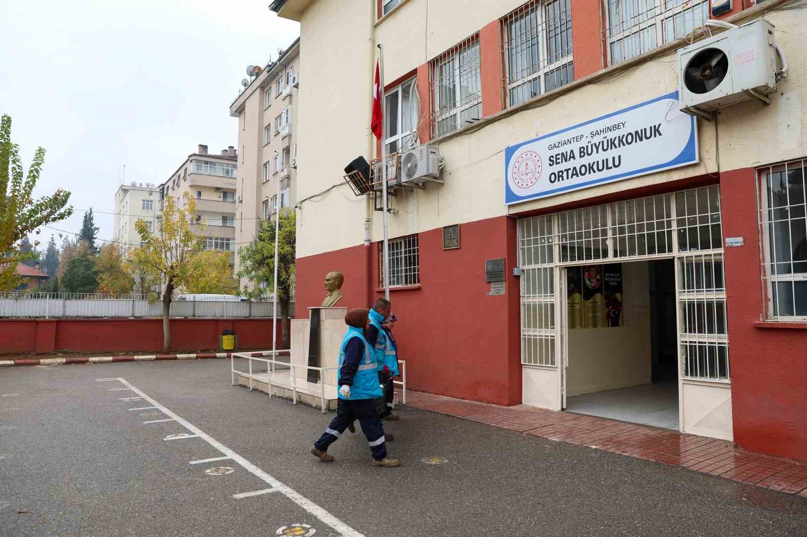 Gaziantep’te öğretmenler günü çiçeklerle kutlandı
