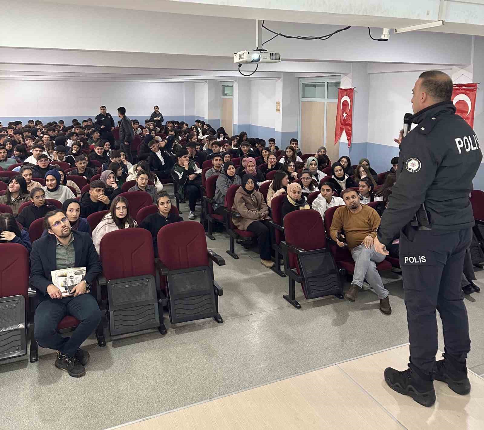 Tatvan polisinden bilgilendirme çalışması
