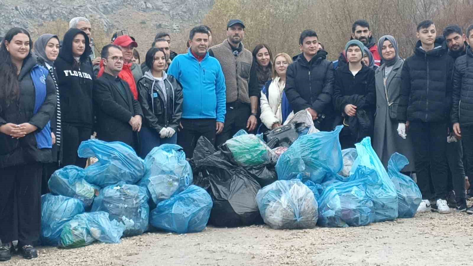 Anadolu’nun nazar boncuğunun çevresini yağmur altında temizlediler
