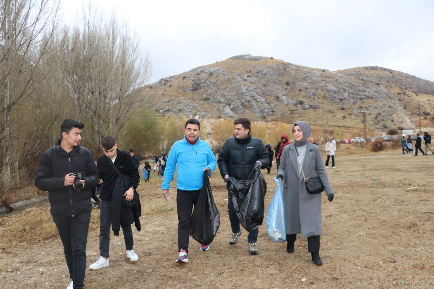 Anadolu’nun nazar boncuğunun çevresini yağmur altında temizlediler
