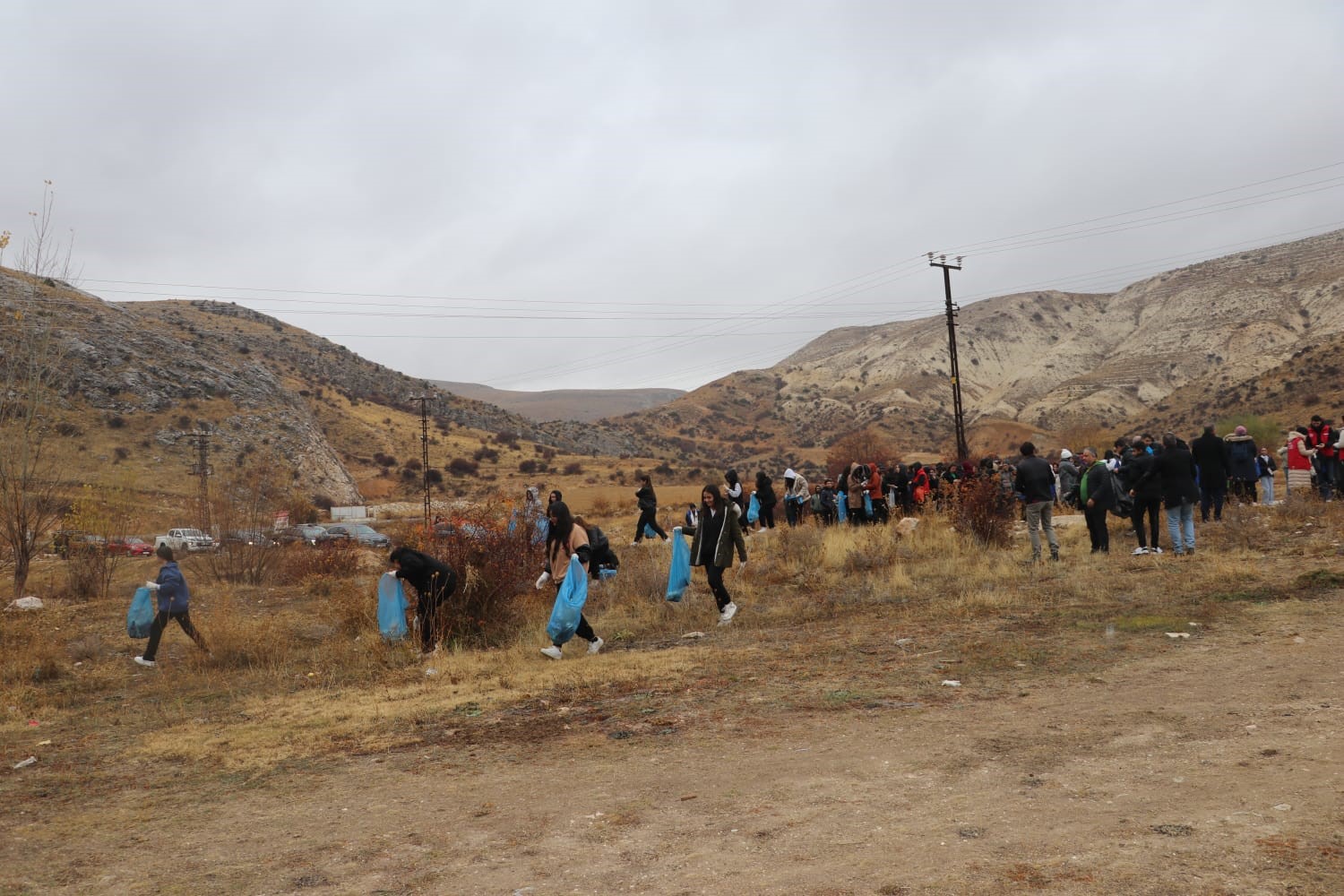 Anadolu’nun nazar boncuğunun çevresini yağmur altında temizlediler
