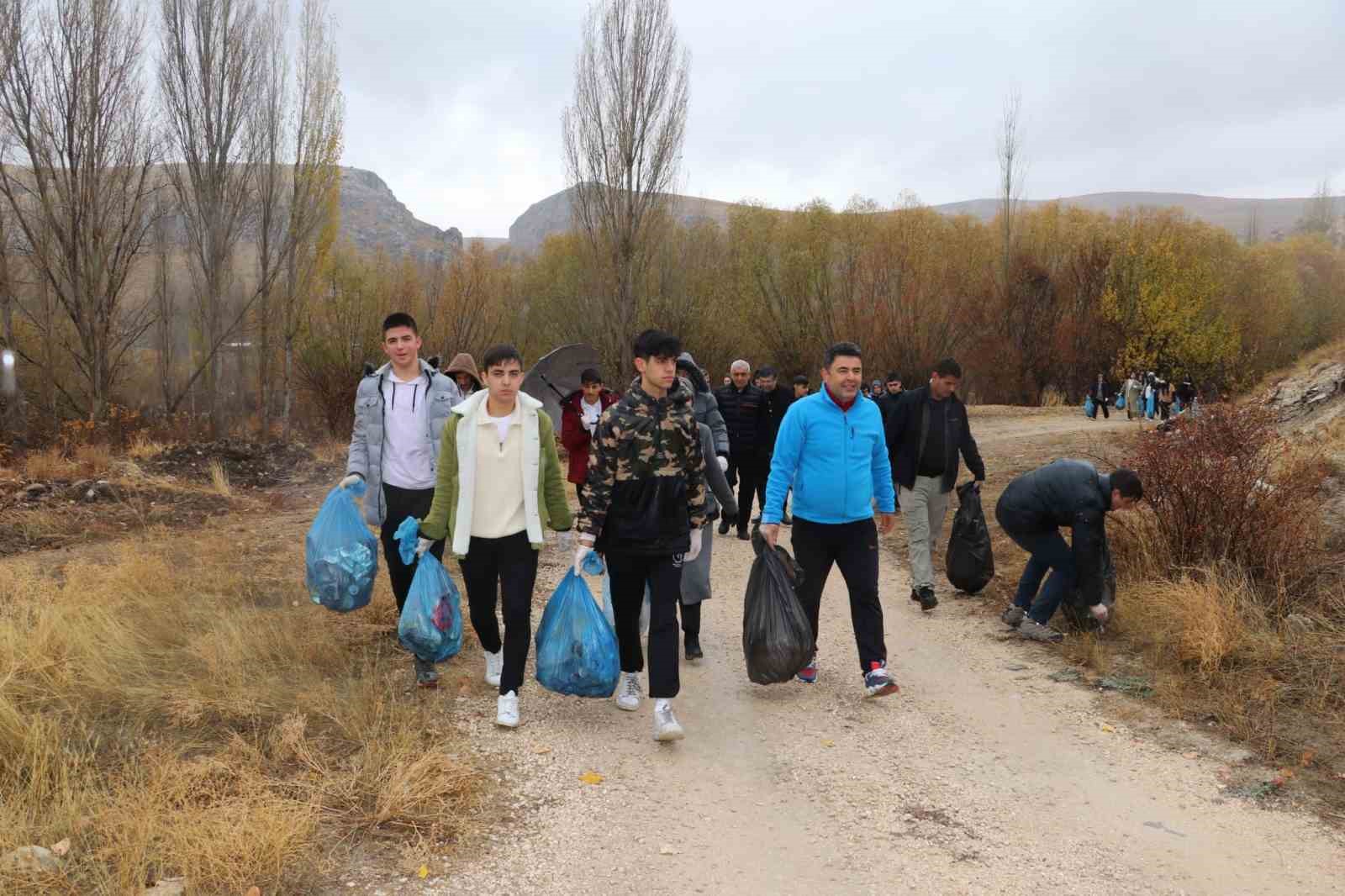 Anadolu’nun nazar boncuğunun çevresini yağmur altında temizlediler
