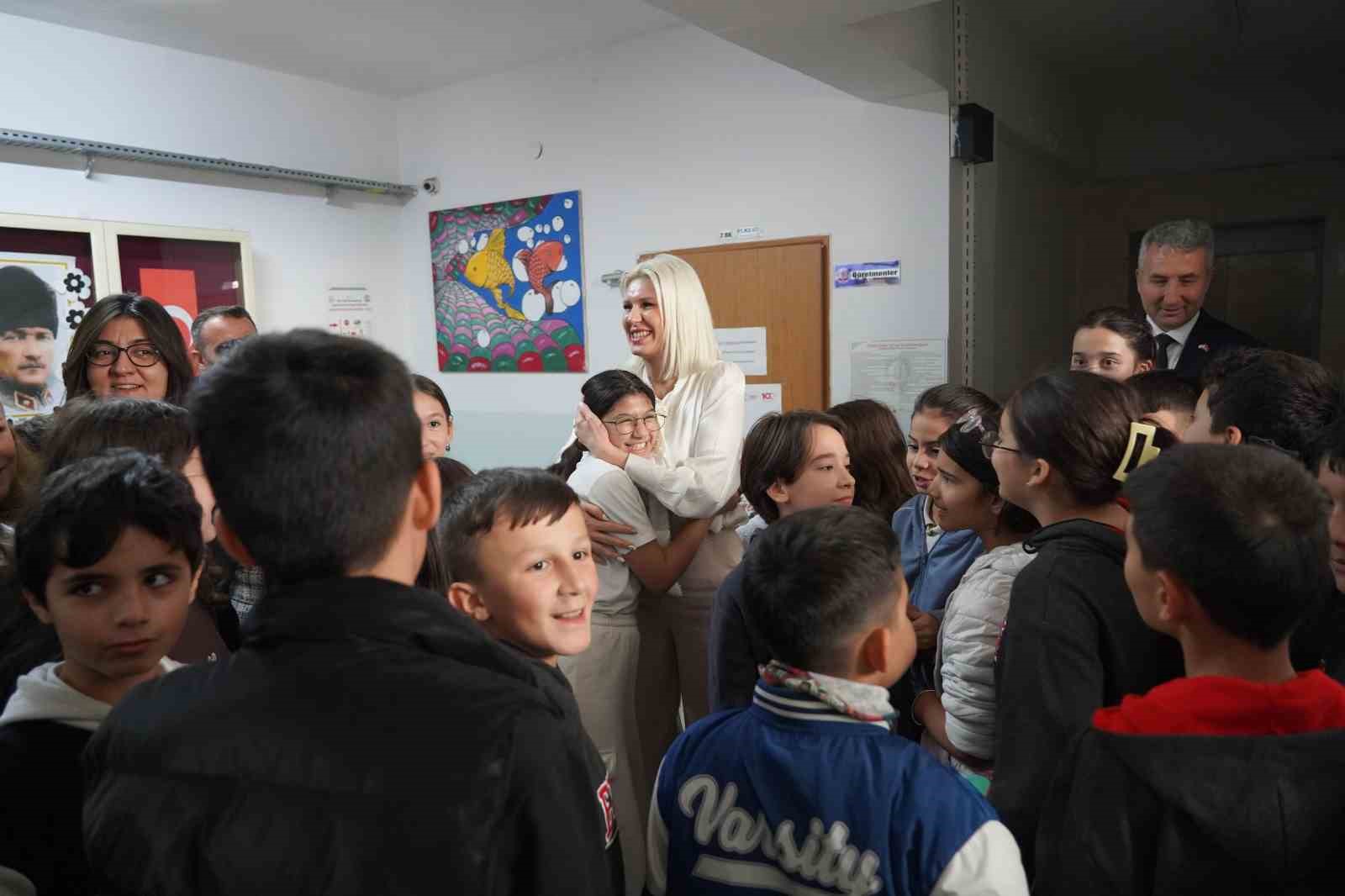 Başkan Subaşı öğretmenleri ziyaret ederek hediyelerini verdi
