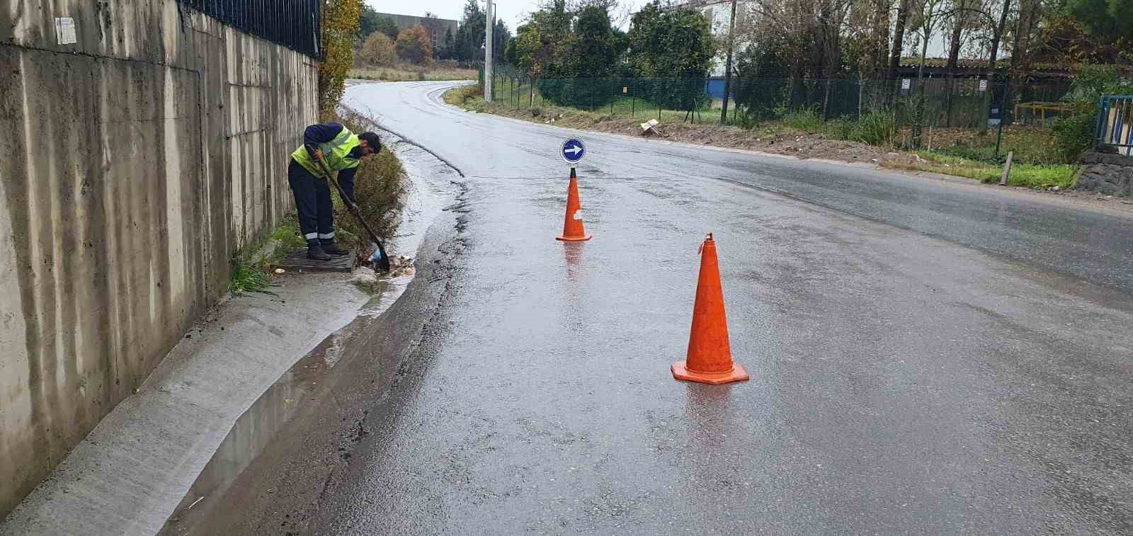 Mazgal ve menfez temizliği yapılıyor
